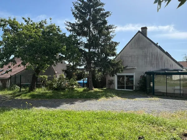 Gros potentiel et bon emplacement pour cette maison avec vie de plain-pied possible + étage à finir 