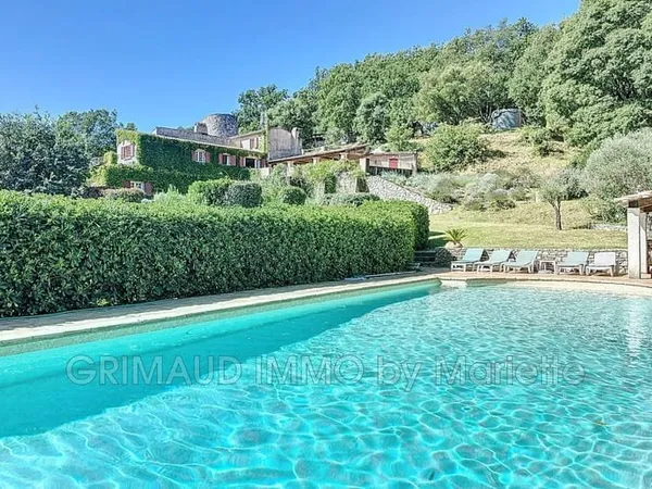 Proprieté sur 2,8 Ha avec piscine et 7 chambres.