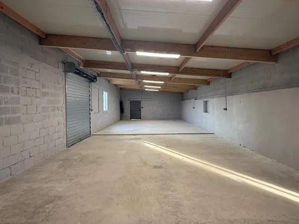 Local 123 m2 accès utilitaire et PL secteur Chauffry