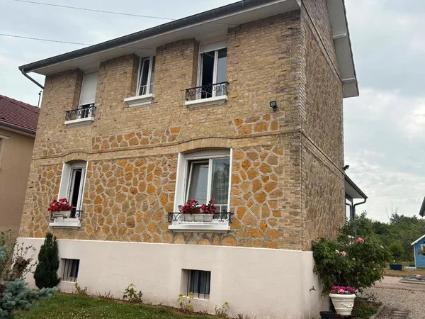 Charmante maison en pierre de 105 m2 avec grand jardin, garage et dépendance à Amagne. 237000