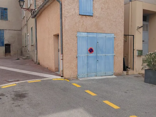 Garage, local