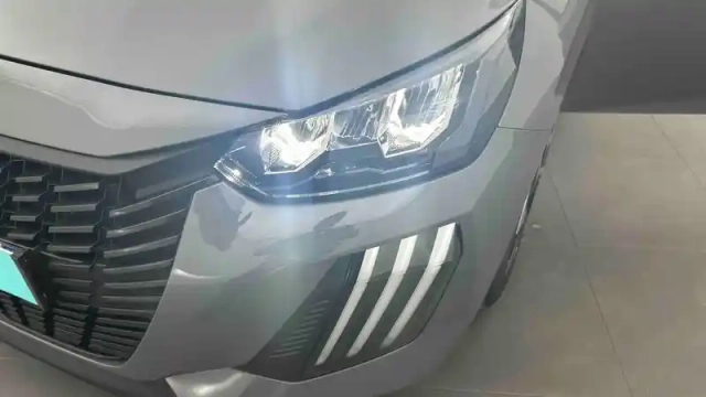 Peugeot 208 puretech 75 s&amp;s bvm5 — photo 63