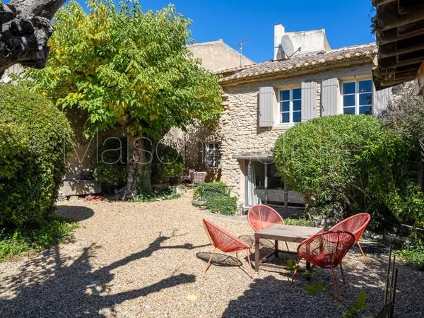 Maison de village avec piscine, jardin et vue sur le château.