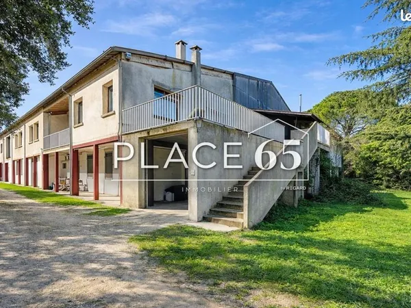 Maison 10 pièces 300 m²