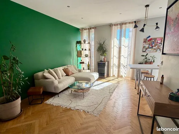 T3 meublé avec terrasse — avignon intra-muros