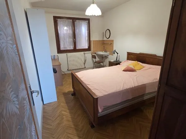 Chambre meublée