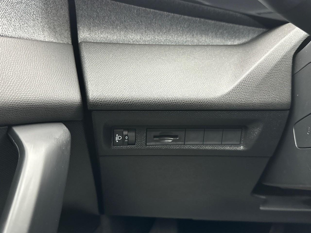 Peugeot 308 hybrid 145 e-dcs6 allure — photo 17