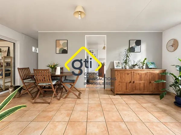 Maison divisée en 2 logements loués à vendre à Sainte-Suzann