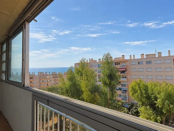 Antibes - Appartement traversant 3/4 pièces en étage élevé, vue mer et verdure