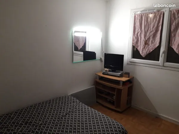 Colocation d une grande chambre meublée