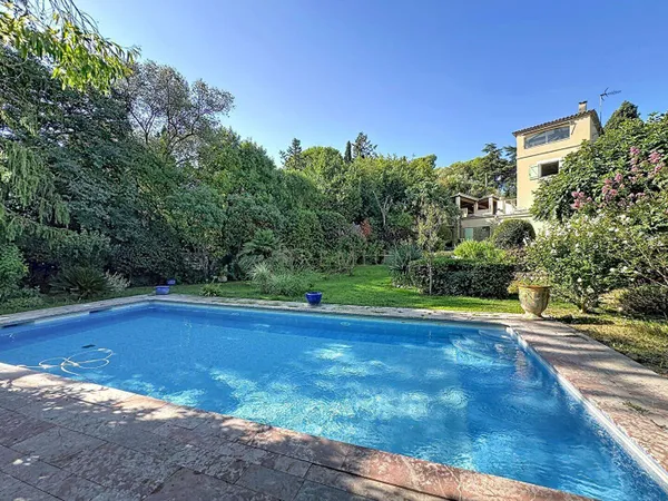Maison 11 pièces 318 m²