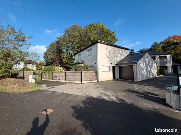 Maison individuelle, à côté du centre dans un environnement arboré et calme, 4 chambres