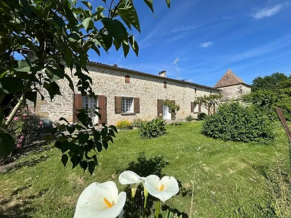 Authentique propriété en pierre, maison, studio, pigeonnier, granges et terrain