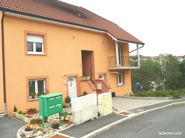 Appartement t4 dans maison 2012 en souplex avec parking prive et garage