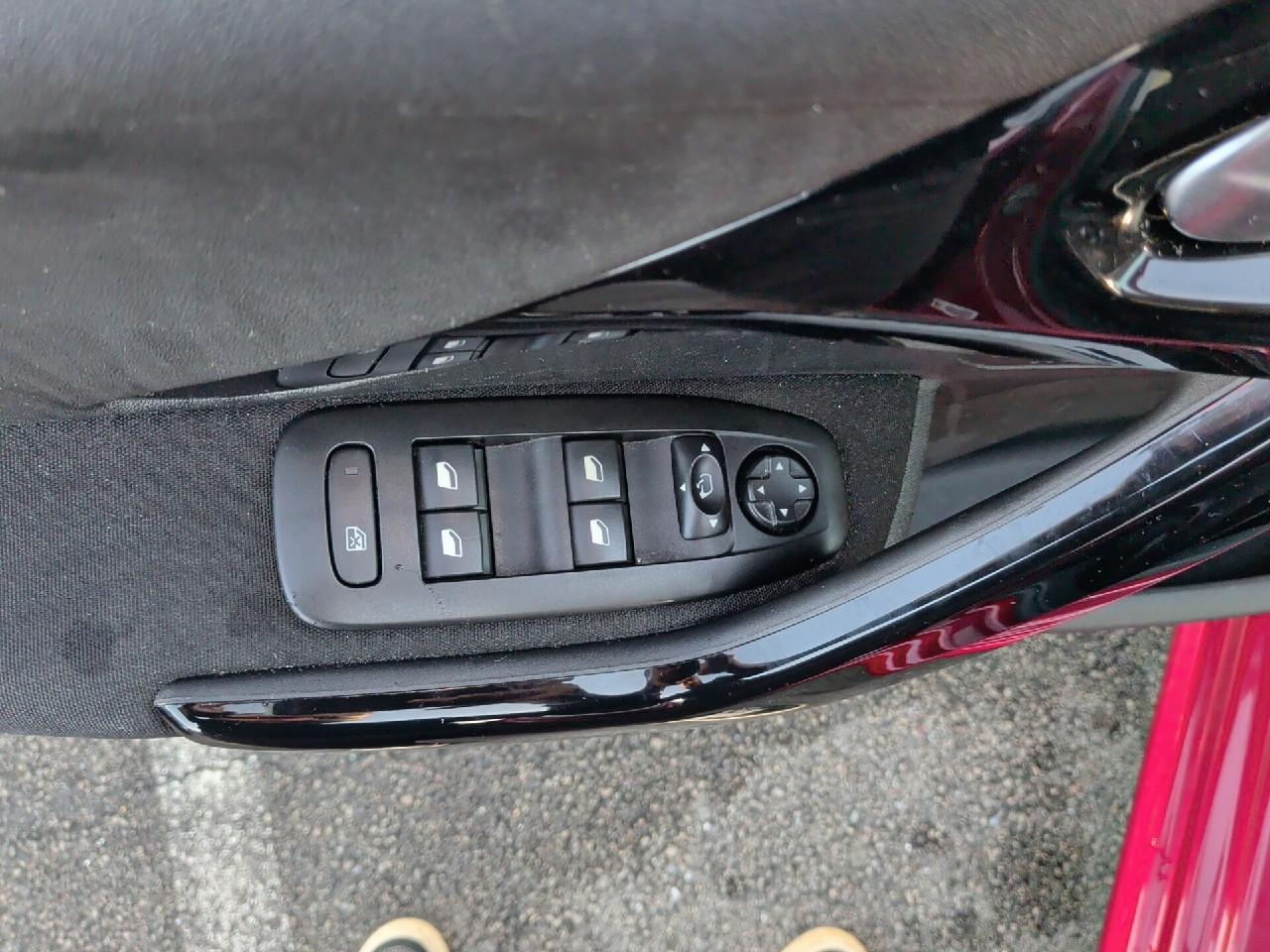 Peugeot 208 puretech 82ch s&s bvm5 signature — photo 11