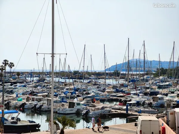 Appartement vue mer et port, piscine, climatisation et parking