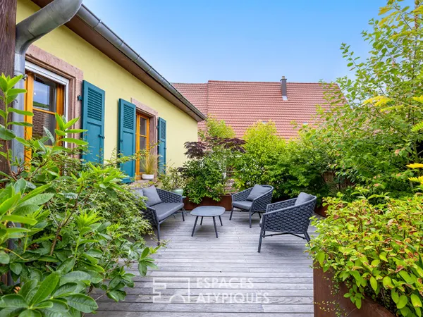 Maison de ville et son écrin de verdure suspendu