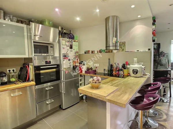 MONTREUIL CENTRE-VILLE, AU PIED DU METRO CROIX DE CHAVAUX, PROCHE COMMERCES ET ECOLES, 3 PIECES TRAV