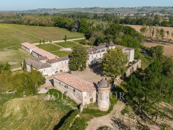 Château historique dominant la vallée de la Garonne - Sud Girond