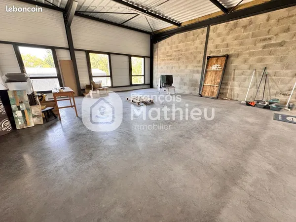 Local 306 m² Saint-André-de-Corcy