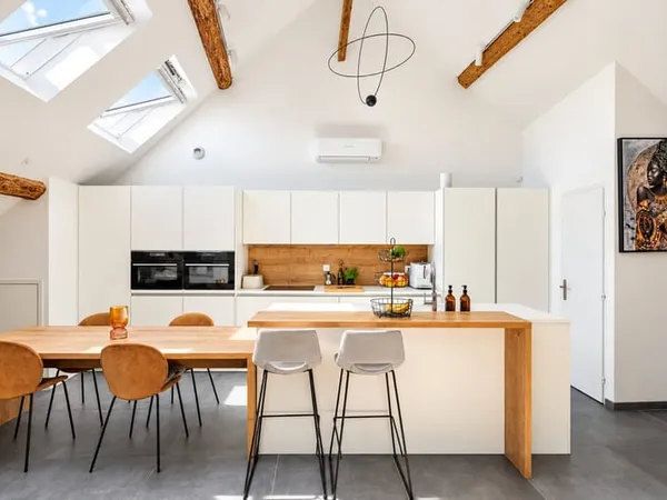 Magnifique triplex T7 de 210 m², entièrement rénové en 2023, offrant de beaux volumes et 5/6 chambre