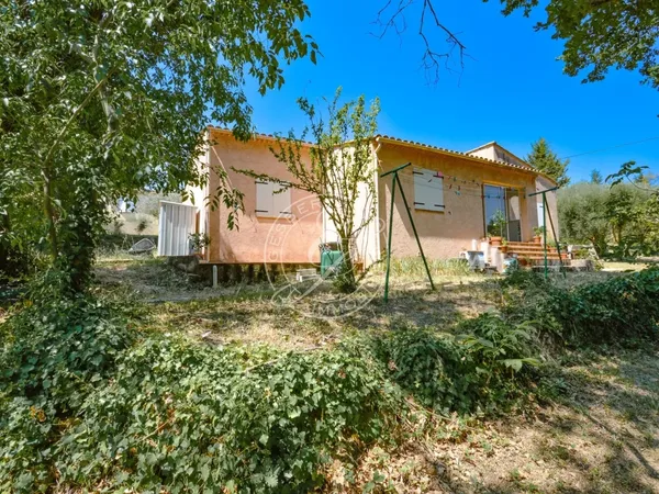 Lorgues villa en impasse au calme au village à pied