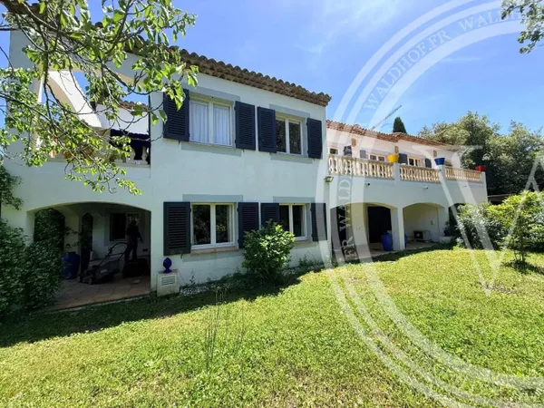 Villa 350 M2 (5 chambres) proche à pied du centre ville.