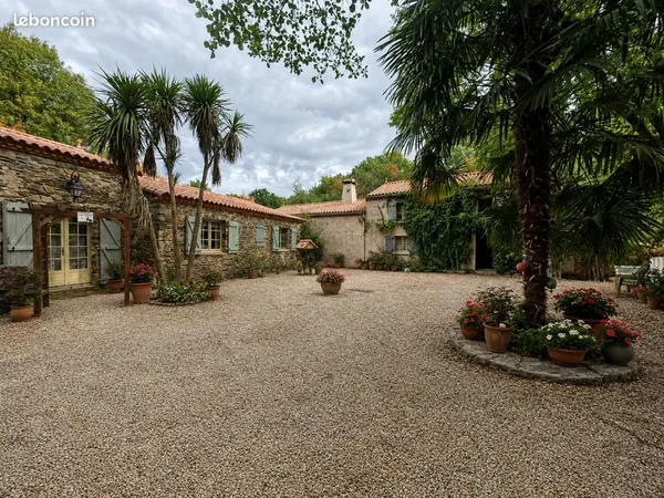 Ancienne maison en pierre pleine de charme - 213 m² habitables - 9 316 m² de terrain avec étang et p
