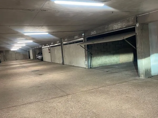 À louer - 2 places de parking à l'enfilade avec borne de recharge 7 kW - Courbevoie Bécon les Bruyèr