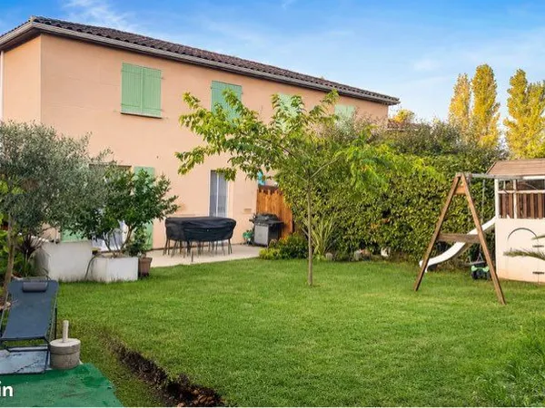 Maison avec jardin privatif, 3 chambres, garage et climatisation