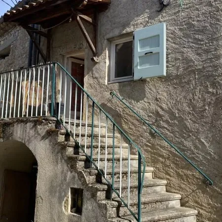 Maison de village rénovée avec dépendances