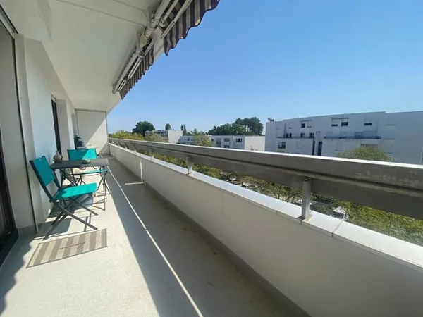 Bel appartement cossu, en dernier étage avec 20m² de terrasse, vue dégagée, 2 ch , celliers et cave