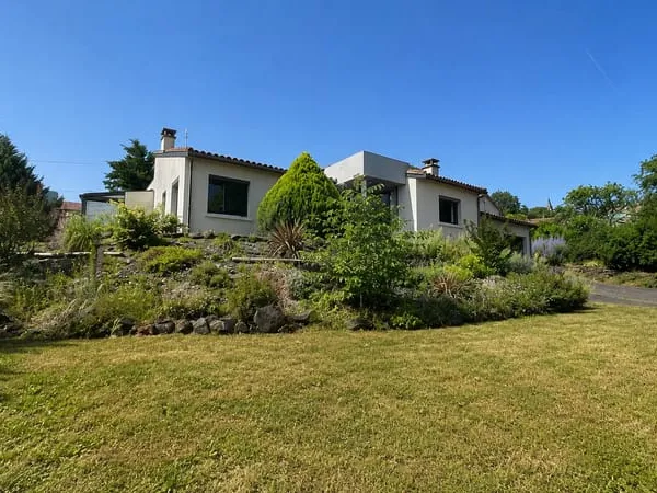 Chateaugay - Villa rénovée de 154 m2 avec piscine intérieure