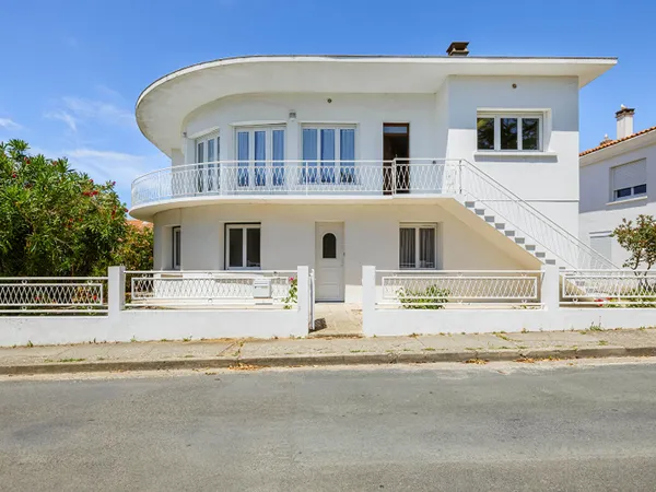 Villa des années 40, une signature architecturale au coeur du Château d'Oléron