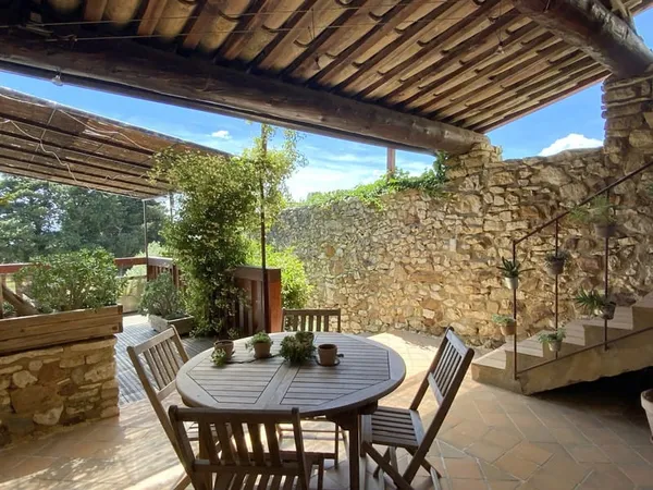 Charmante maison de village en pierre avec terrasses et vue.