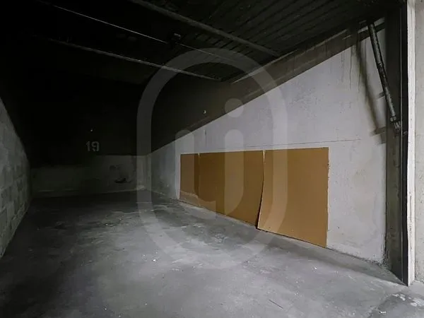 Parking/box 1 pièce 13 m²
