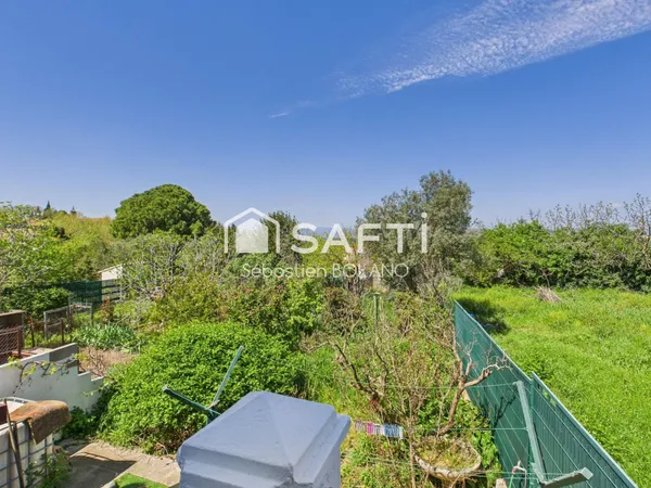 Maison de village de 195 M2 avec jardin - Moux.