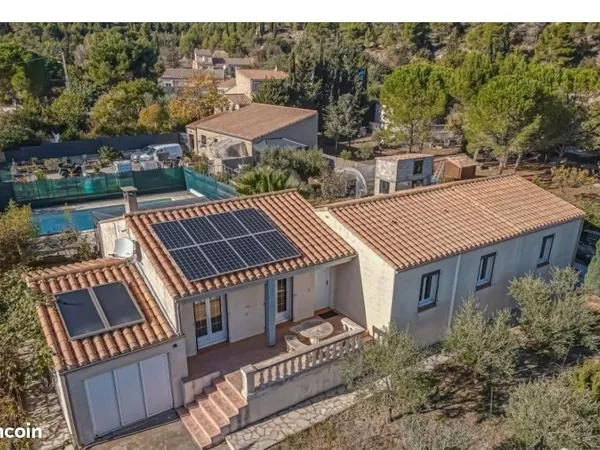 Plain-pied 4 chambres avec piscine, terrain 1 246 m² et vers une autonomie énergétique