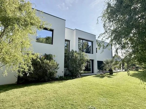 Villa contemporaine de 250m2 sur 1121m2 parcelle garage pisc