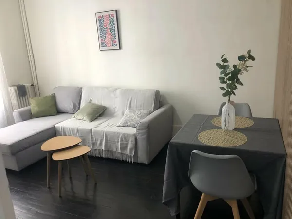 Studio Meublé à deux pas de la gare de Nanterre Ville.