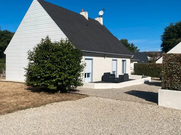 Maison de plein-pied de 115 m2 sur un terrain de 1170 m2, 4 chambres, proche centre-ville et plages