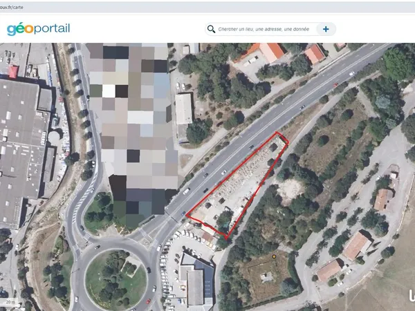 À LOUER TERRAIN 2 000 m² NÎMES EMPLACEMENT STRATÉGIQUE