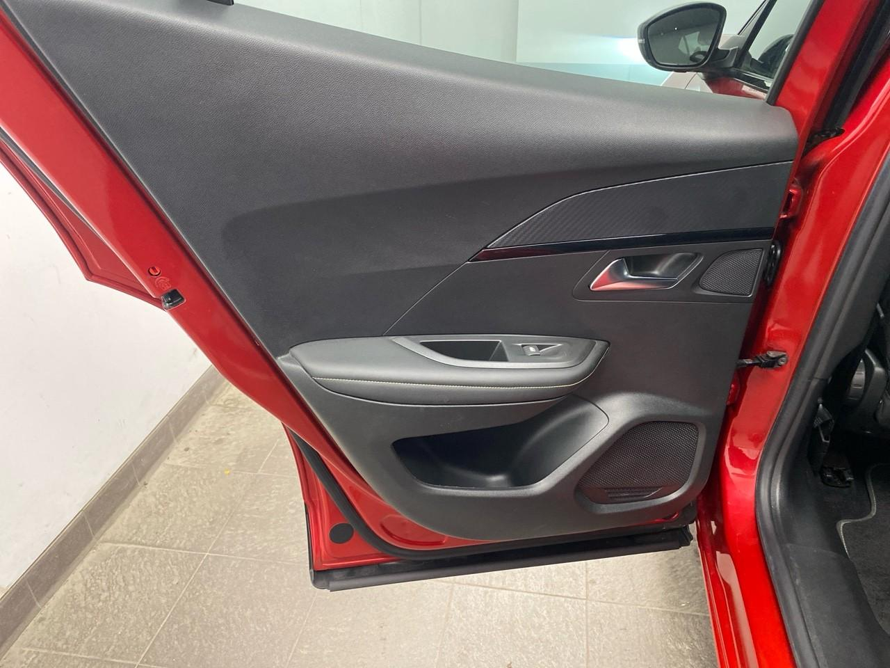 Peugeot 2008 bluehdi 130 s&s eat8 gt — photo 21