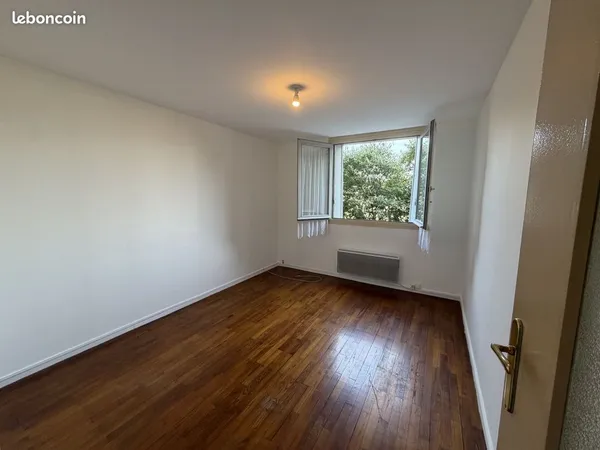 Lyon 7 Gerland - T2 de 40,81 m² repeint, cave, à 5 min du tram Debourg