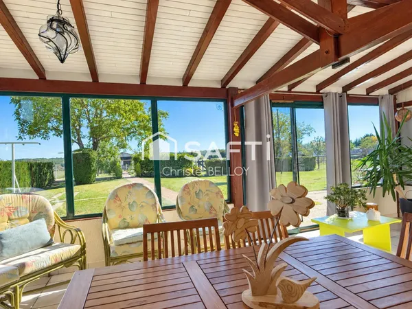 Maison de plain pied de 147m2 avec une écurie composée de 3 boxes à chevaux sur un terrain de 5624m2