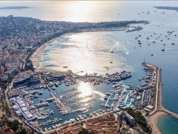 CANNES BANANE PLEIN CENTRE LOCAL 45M2 TERRASSE SUD 8M2 EMPLA