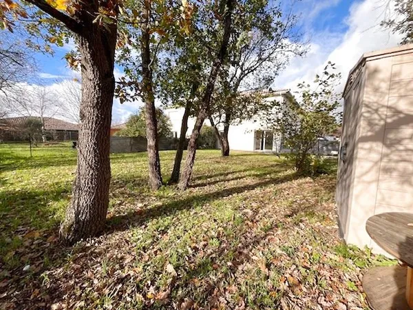 Maison T4 récente avec garage et jardin arboré.
