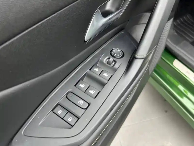 Peugeot 308 phev 180 e-eat8 — photo 18