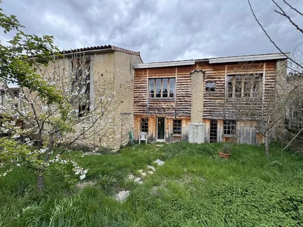Maison atypique avec grange et jardin attenants