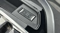 Peugeot 3008 HYBRID4 300ch GT Pack e-EAT8 — photo 17